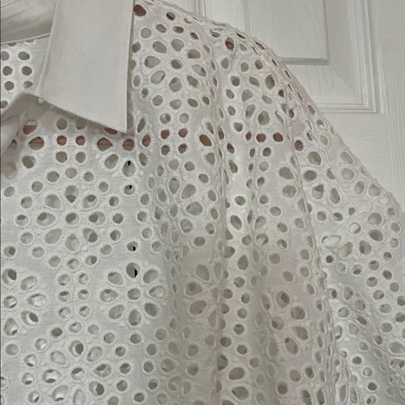 Chic White Eyelet Women's Blouse - Picture 6 of 6